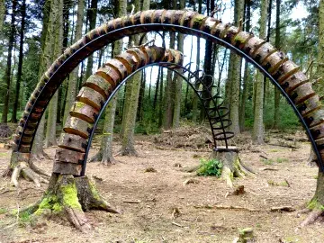 Wooden arches sculpture in Pendle - flickr/arg_flickr (CC BY 2.0)