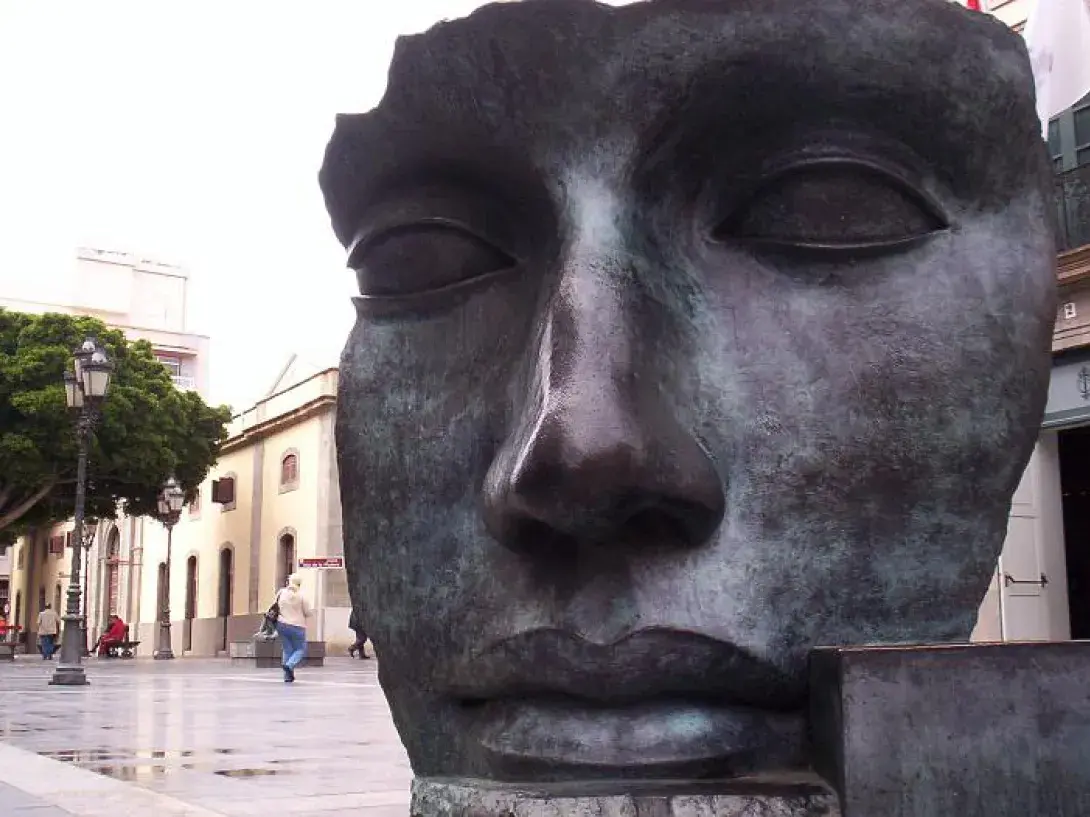 A face sculpture on La Rambla in Santa Cruz, Tenerife (flickr/tenerife)