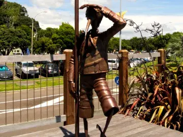 Kiwi Boy sculpture - Wikipedia/Air55 (CC BY-SA 4.0)