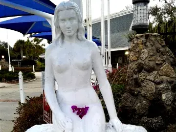 Mermaid Statue Weeki Wachee Springs - Wikipedia (CC0 1.0)
