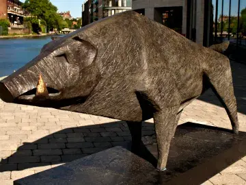 Boar II sculpture in Kings Place, London - flickr/davidesimonetti (CC BY-NC 2.0)