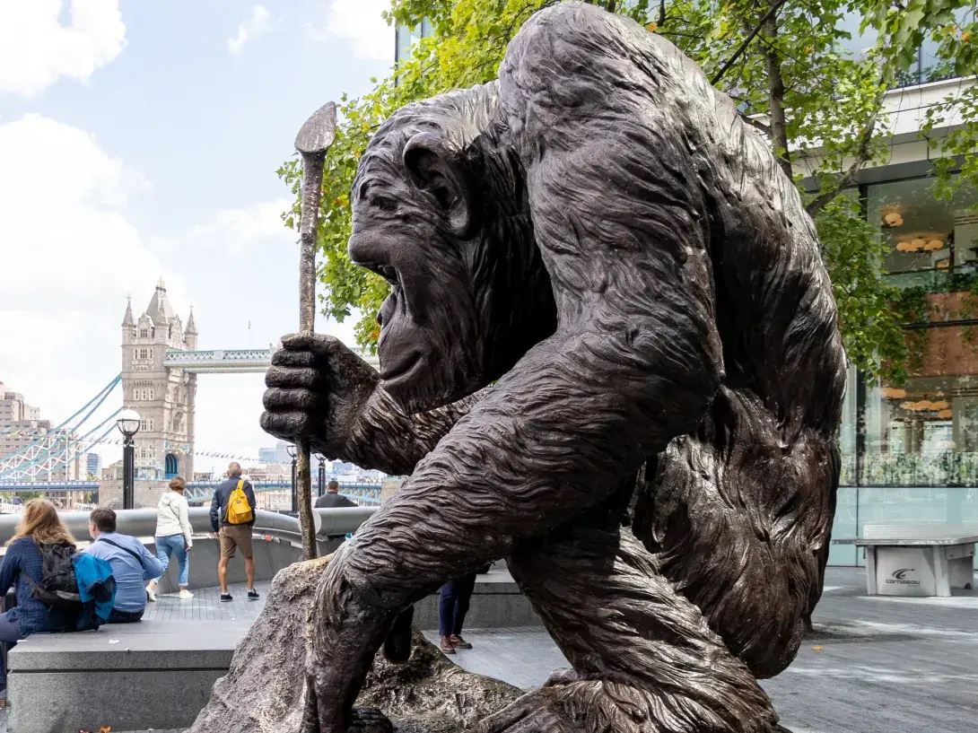 Chimpanzee sculpture in London - flickr/maureen_barlin (CC BY-NC-ND 2.0)
