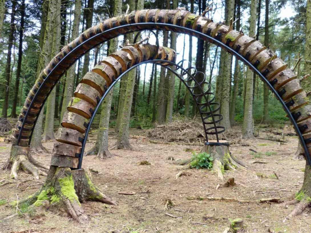 Wooden arches sculpture in Pendle - flickr/arg_flickr (CC BY 2.0)